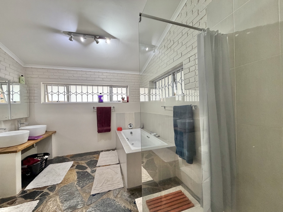 4 Bedroom Property for Sale in Wavecrest Eastern Cape